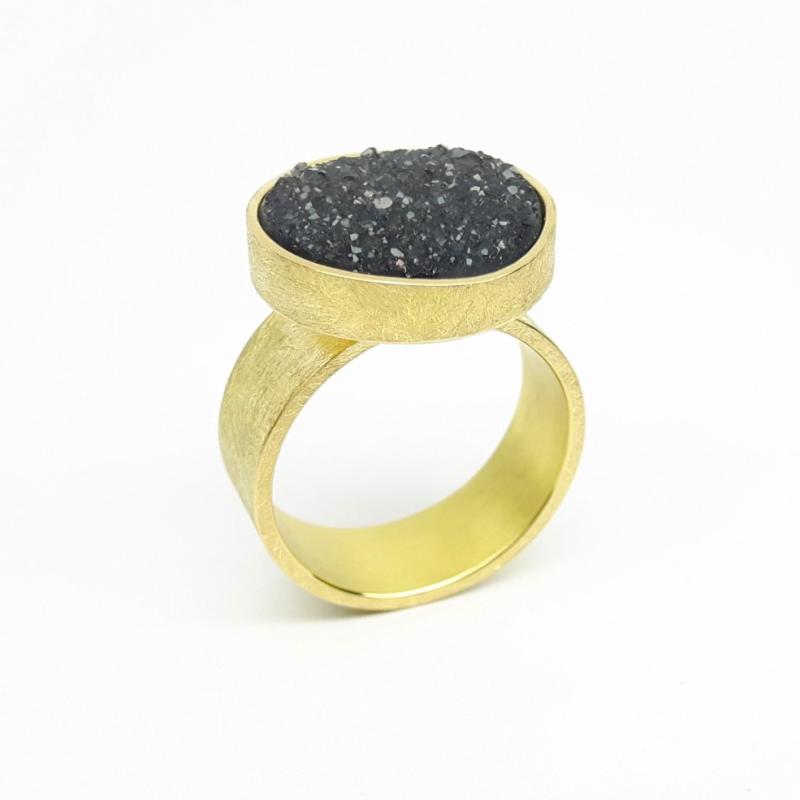 Bague en or jaune 18kt et agate cristallisée. Pièce unique.