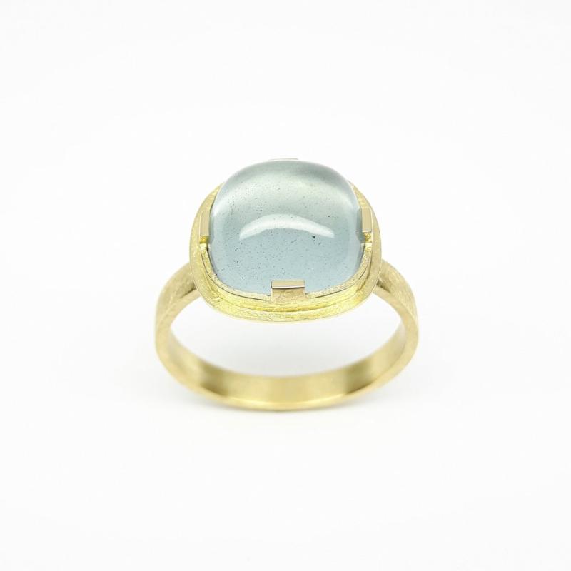 Bague en or jaune 18kt et aigue-marine. Pièce unique.