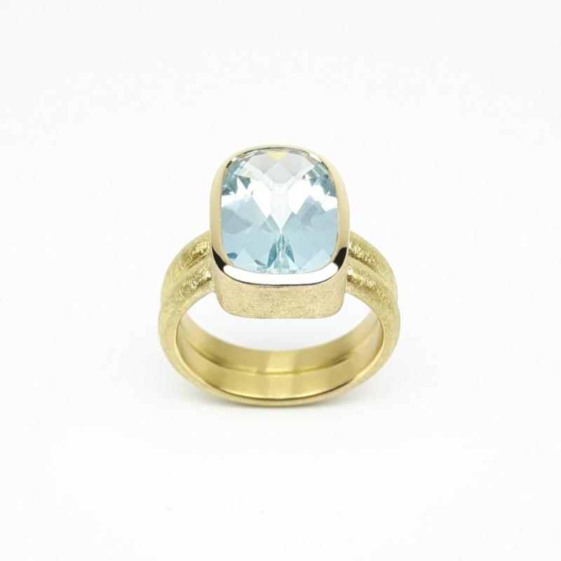 Bague en or jaune 18kt et aigue-marine. Pièce unique.