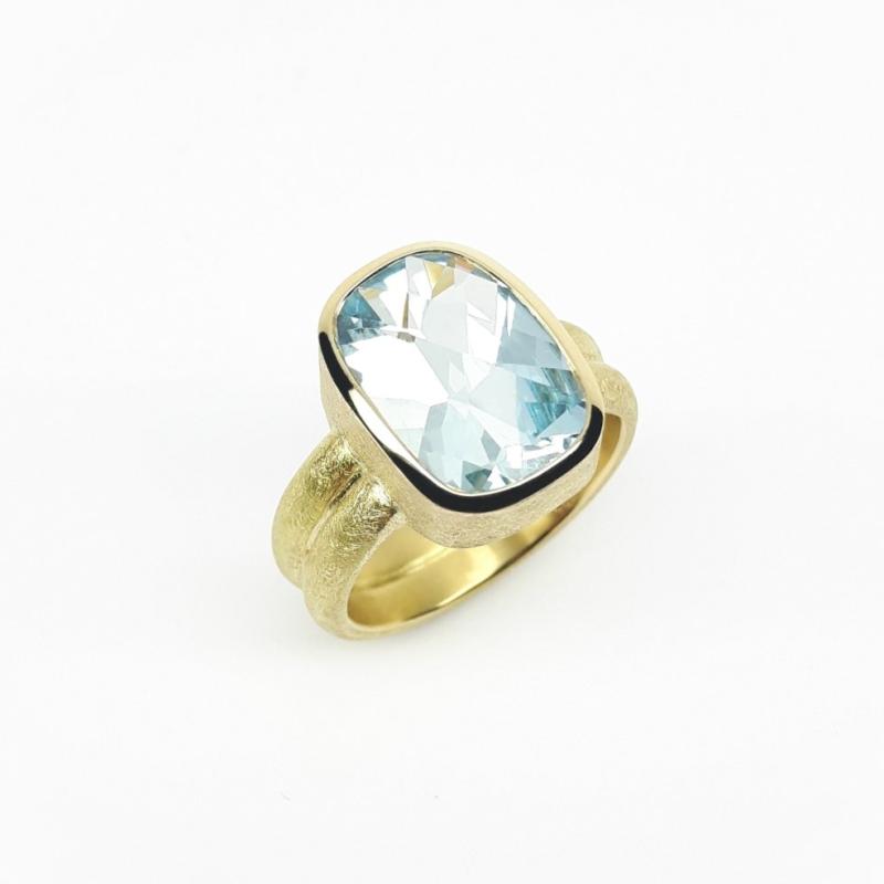Bague en or jaune 18kt et aigue-marine. Pièce unique.