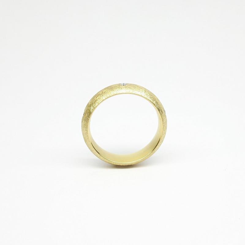 Bague en or jaune 18kt et 5 brillants.