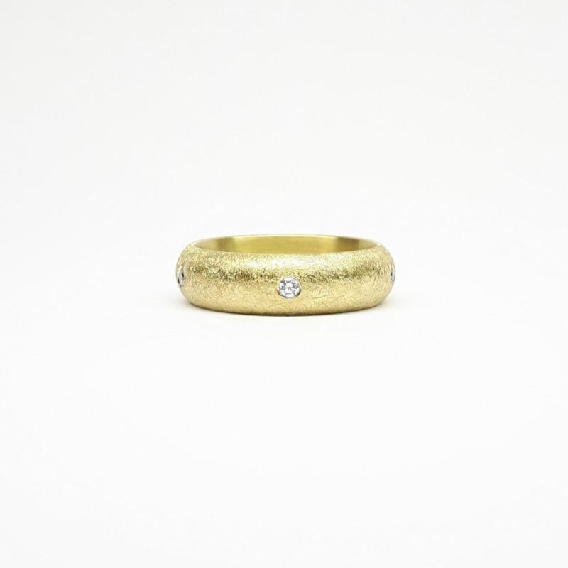 Bague en or jaune 18kt et 5 brillants.