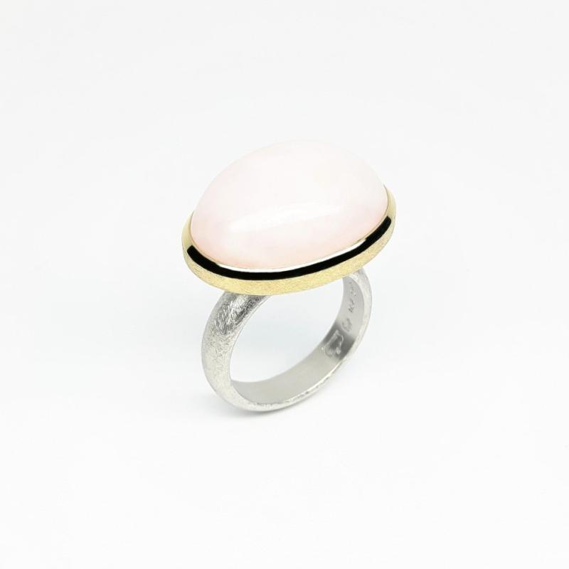 Bague en argent 925/-, or jaune 18kt et calcédoine rose. Pièce unique.