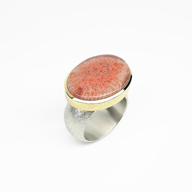 Bague en argent, or jaune 18kt et corail fossilisé. Pièce unique.