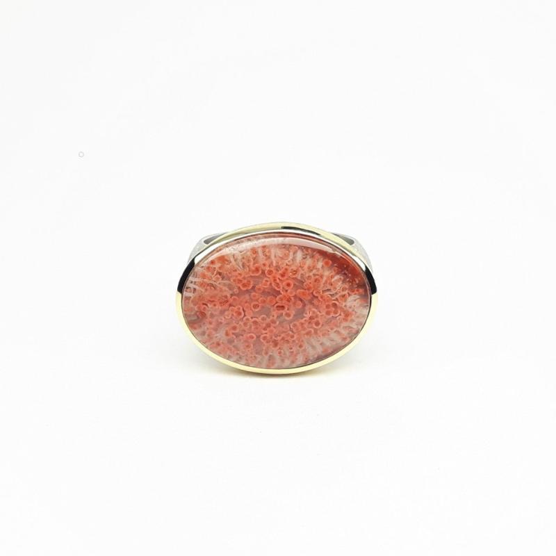 Bague en argent, or jaune 18kt et corail fossilisé. Pièce unique.