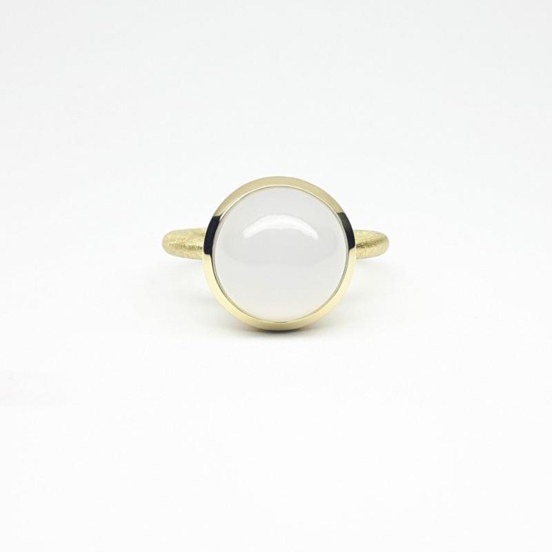Bague en or jaune 18kt et calcédoine. Pièce unique.