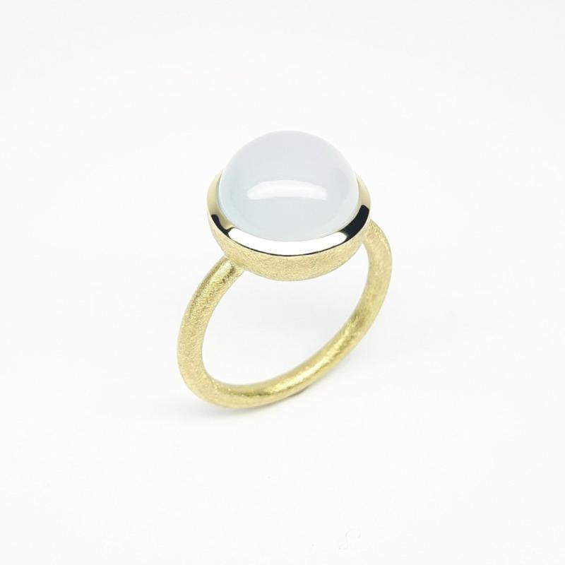 Bague en or jaune 18kt et calcédoine. Pièce unique.