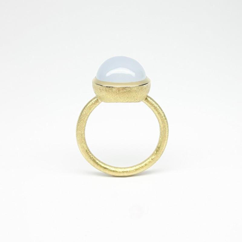 Bague en or jaune 18kt et calcédoine. Pièce unique.