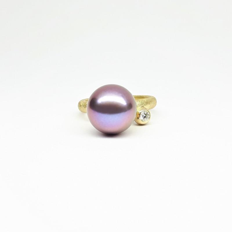 Bague en or rouge 18kt, perle d'eau douce de couleur naturelle mauve-rose et diamant. Pièce unique.