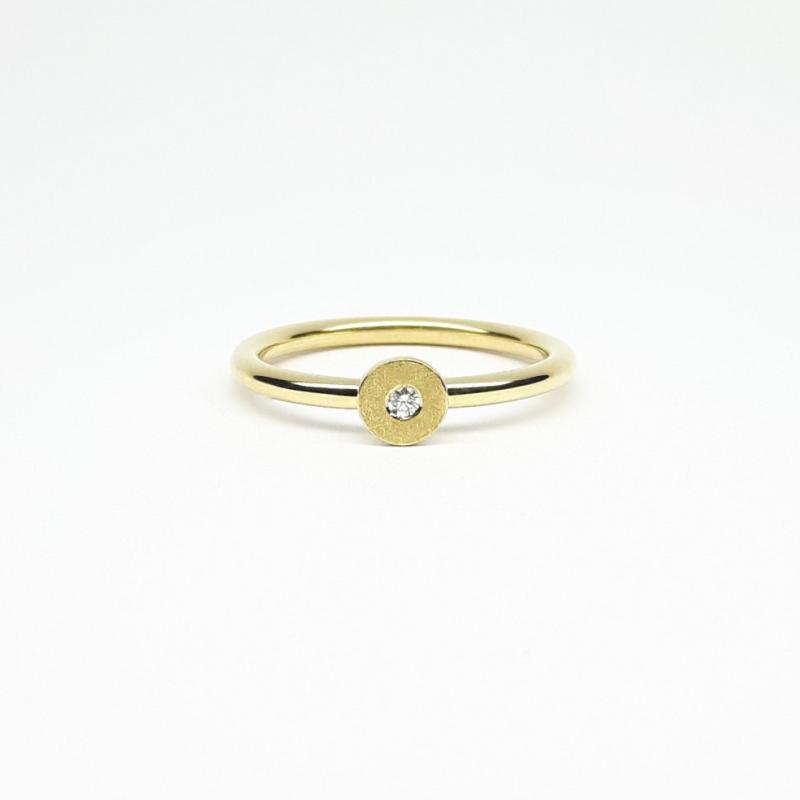 Bague en or jaune 18kt et diamant.