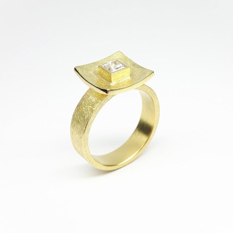 Bague or jaune 18kt et diamant princesse.