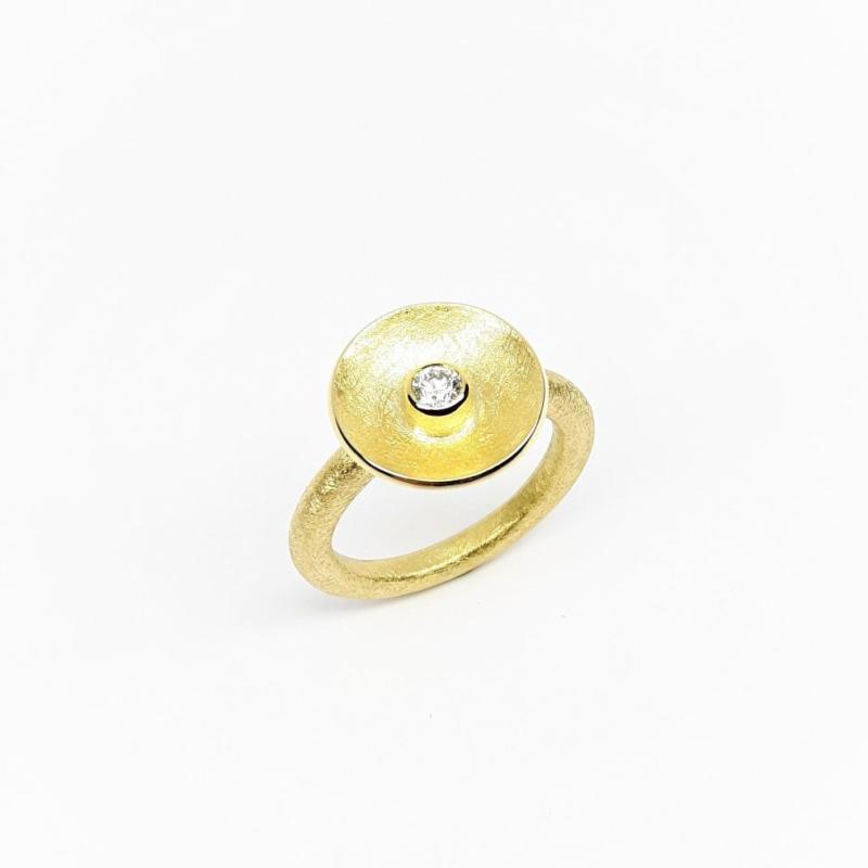 Bague en or jaune 18kt et diamant. Pièce unique.