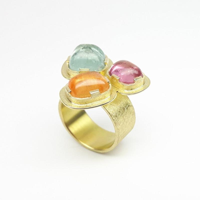 Bague en or jaune 18kt, tourmalines et grenat mandarin. Pièce unique.