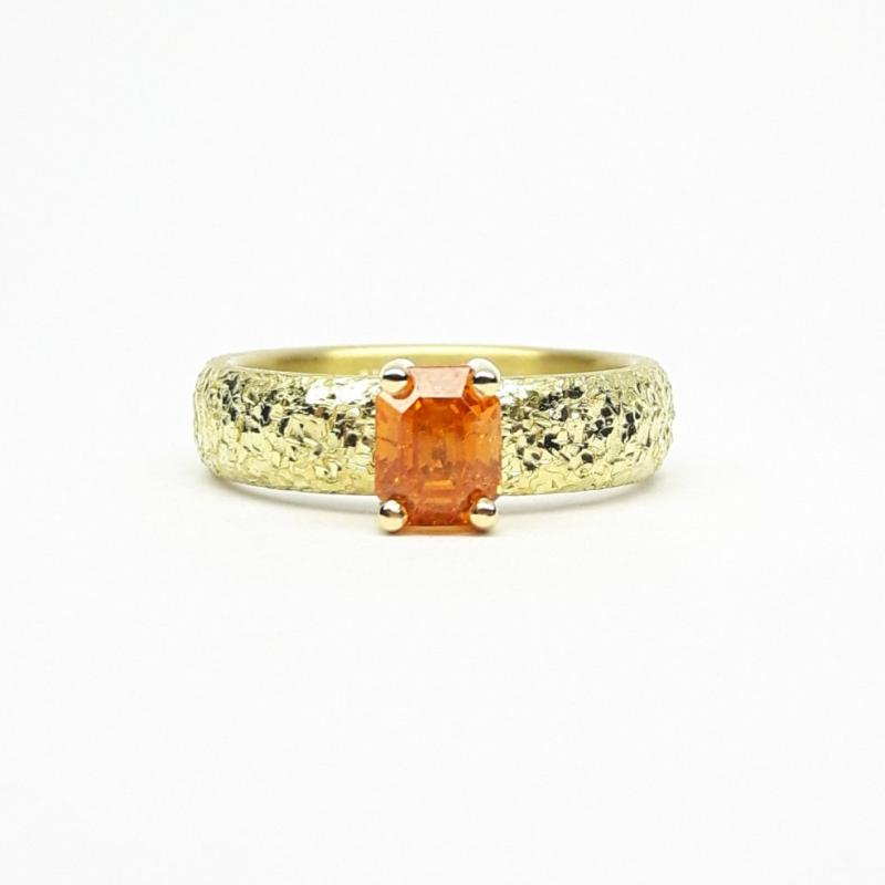 Bague en or jaune 18kt et grenat mandarin. Pièce unique.