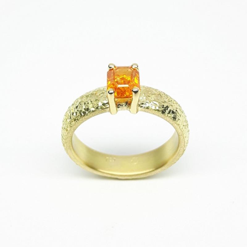 Bague en or jaune 18kt et grenat mandarin. Pièce unique.