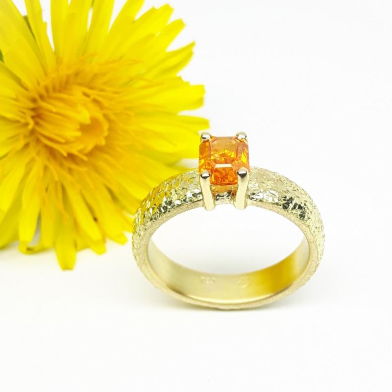 Bague en or jaune 18kt et grenat mandarin. Pièce unique.