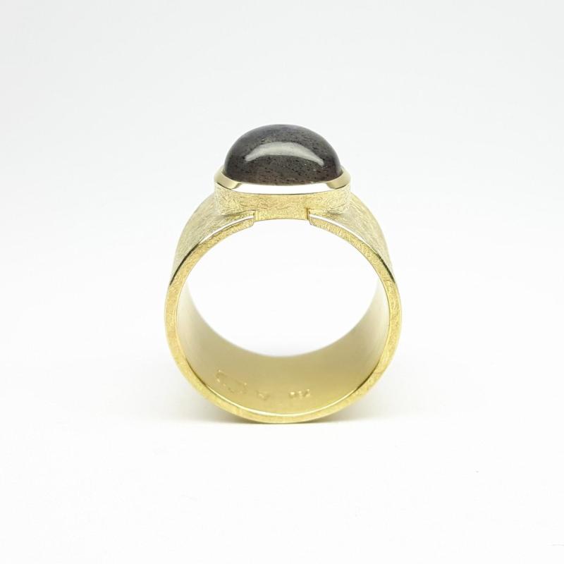 Bague en or jaune 18kt et labradorite. Pièce unique.