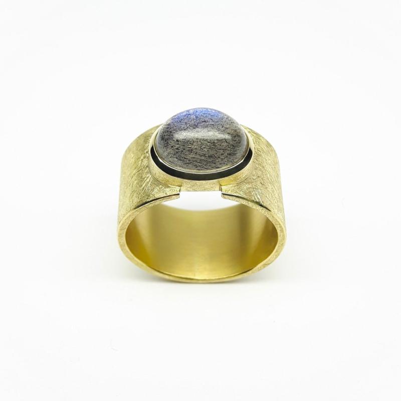 Bague en or jaune 18kt et labradorite. Pièce unique.