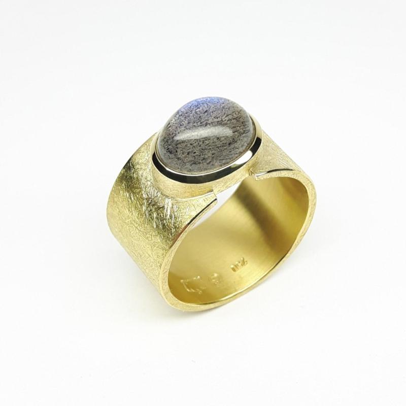 Bague en or jaune 18kt et labradorite. Pièce unique.