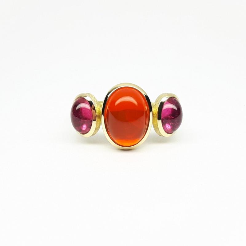 Bague en or jaune 18kt, opale de feu et tourmaline rose. Pièce unique.