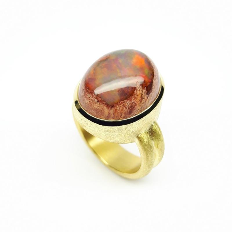 Bague en or jaune 18kt et opale de feu du mexique très lumineuse. Pièce unique.