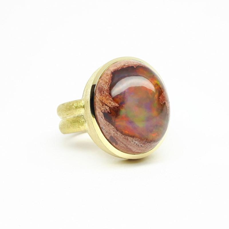 Bague en or jaune 18kt et opale de feu du mexique très lumineuse. Pièce unique.