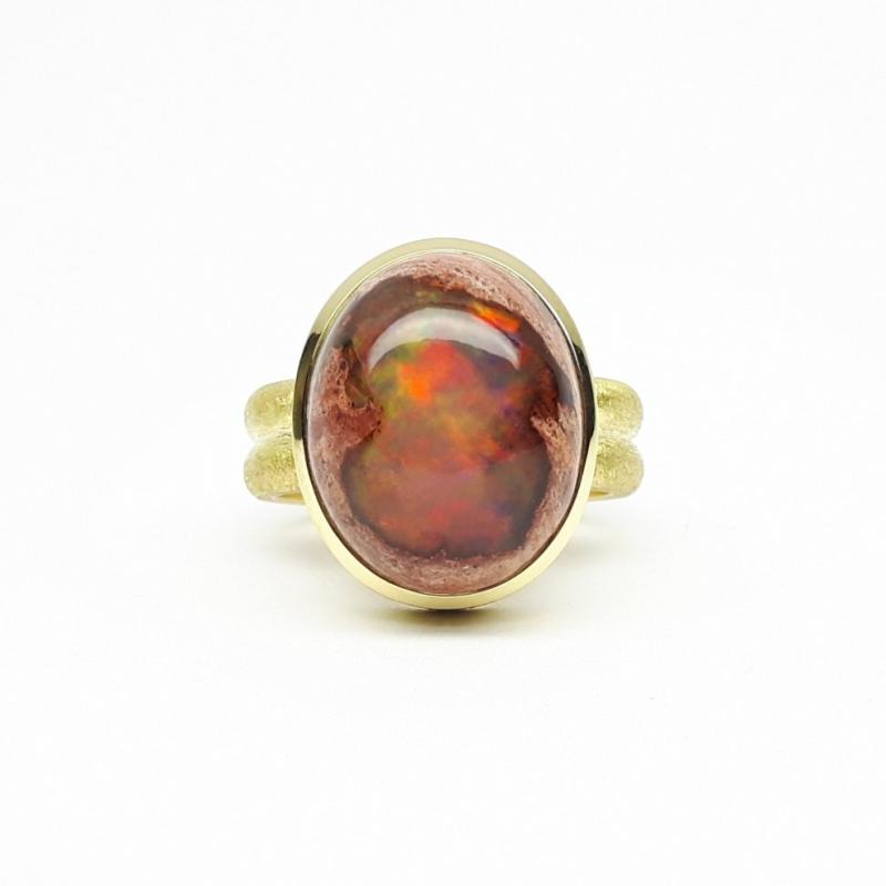 Bague en or jaune 18kt et opale de feu du mexique très lumineuse. Pièce unique.