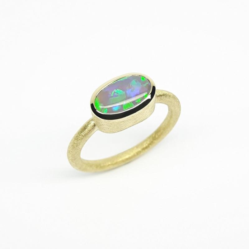 Bague en or jaune 18kt et opale noire. Pièce unique.