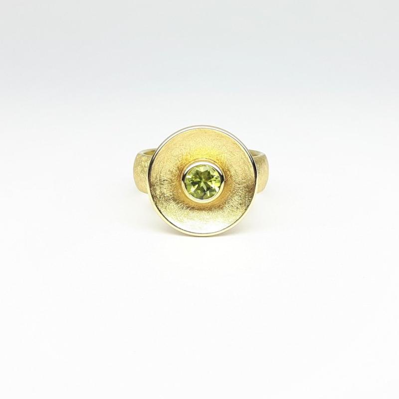 Bague en or jaune 18kt et péridot.