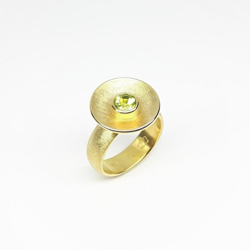 Bague en or jaune 18kt et péridot.