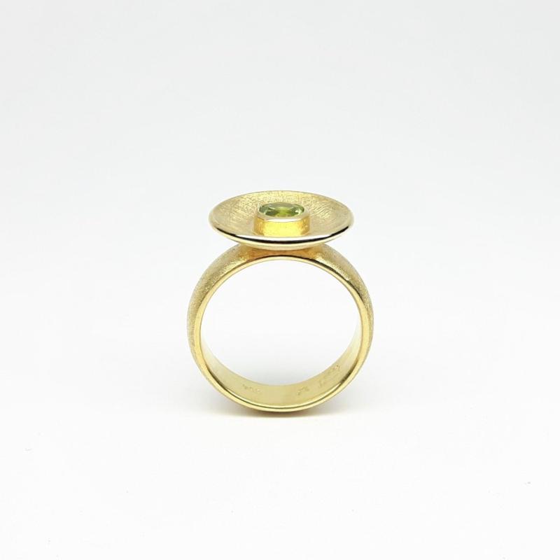 Bague en or jaune 18kt et péridot.