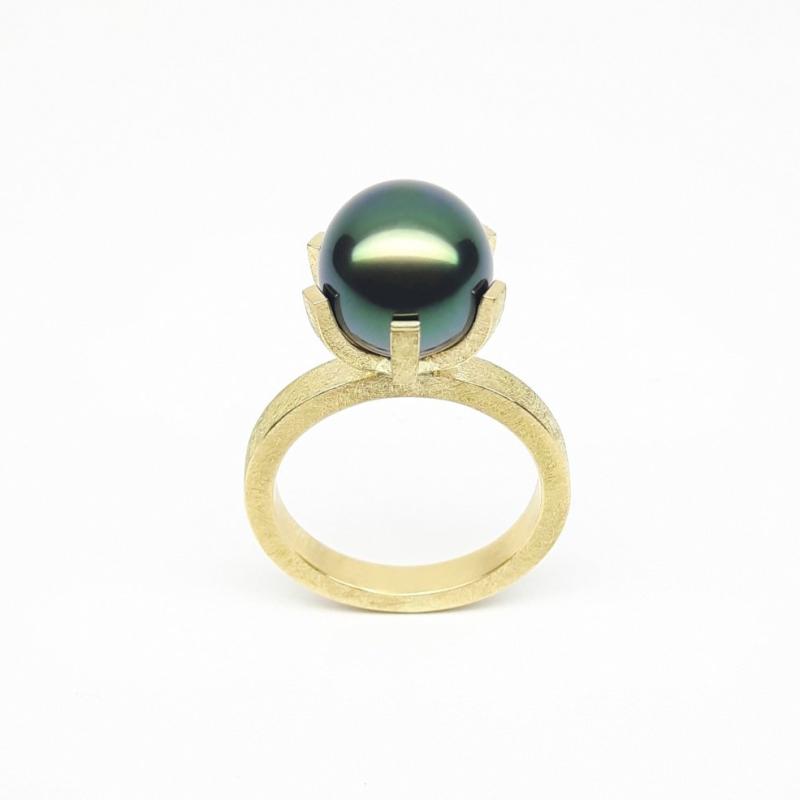 Bague en or jaune 18kt et perle de Tahiti noire-verte Ø10,5mm. Pièce unique.