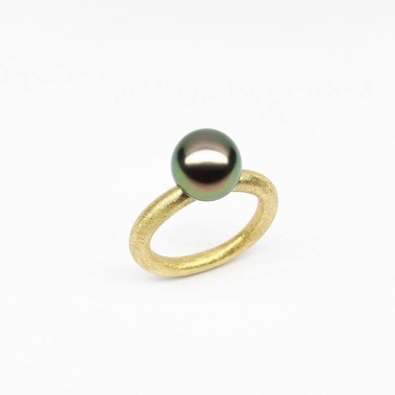 Bague en or 18kt jaune, sertie d'une perle de Tahiti bicolore. Pièce unique.