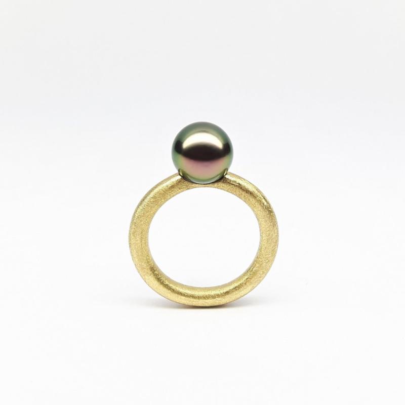 Bague en or 18kt jaune, sertie d'une perle de Tahiti bicolore. Pièce unique.