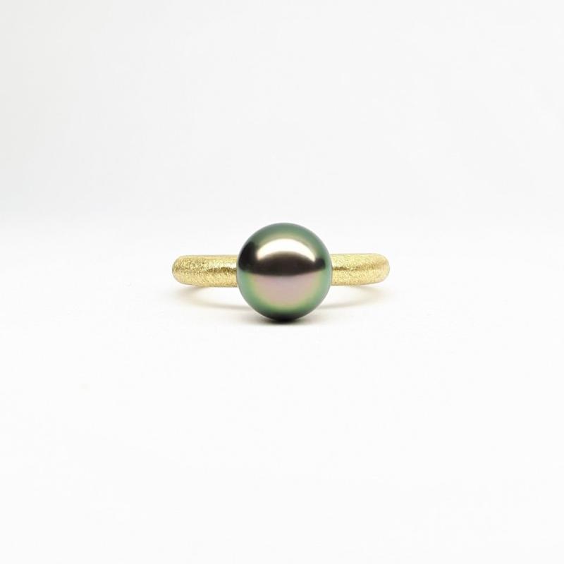 Bague en or 18kt jaune, sertie d'une perle de Tahiti bicolore. Pièce unique.