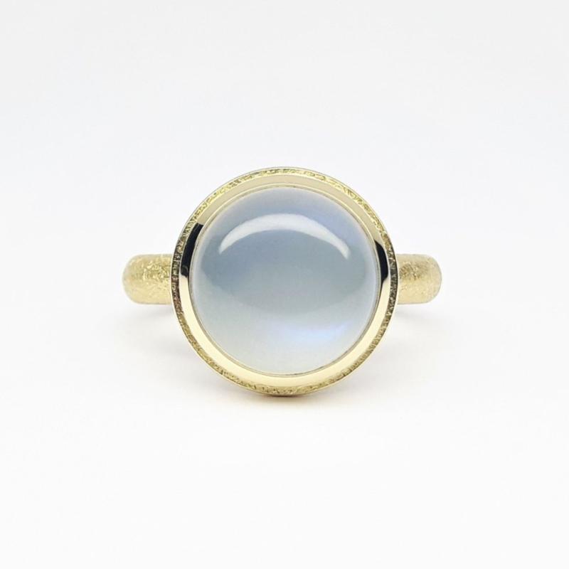 Bague en or jaune 18kt et pierre de lune très lumineuse. Pièce unique.