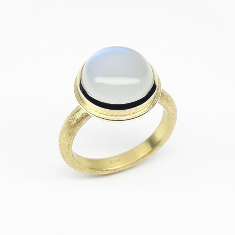 Bague en or jaune 18kt et pierre de lune très lumineuse. Pièce unique.