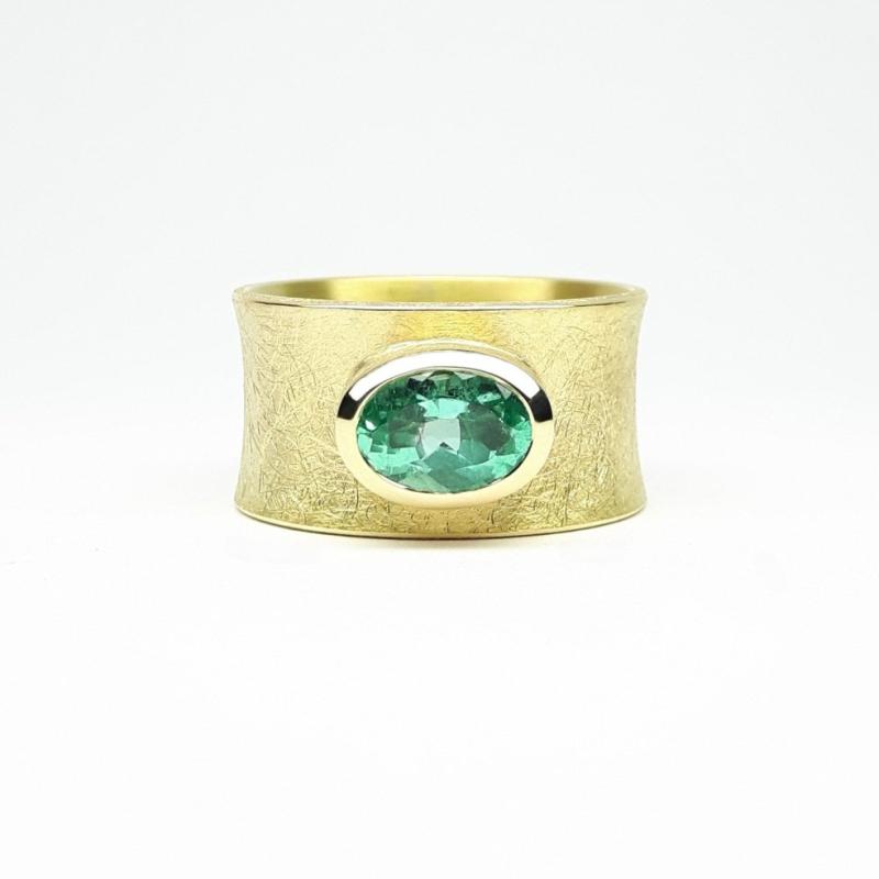 Bague en or jaune 18kt sertie d'une émeraude très lumineuse. Pièce unique. 