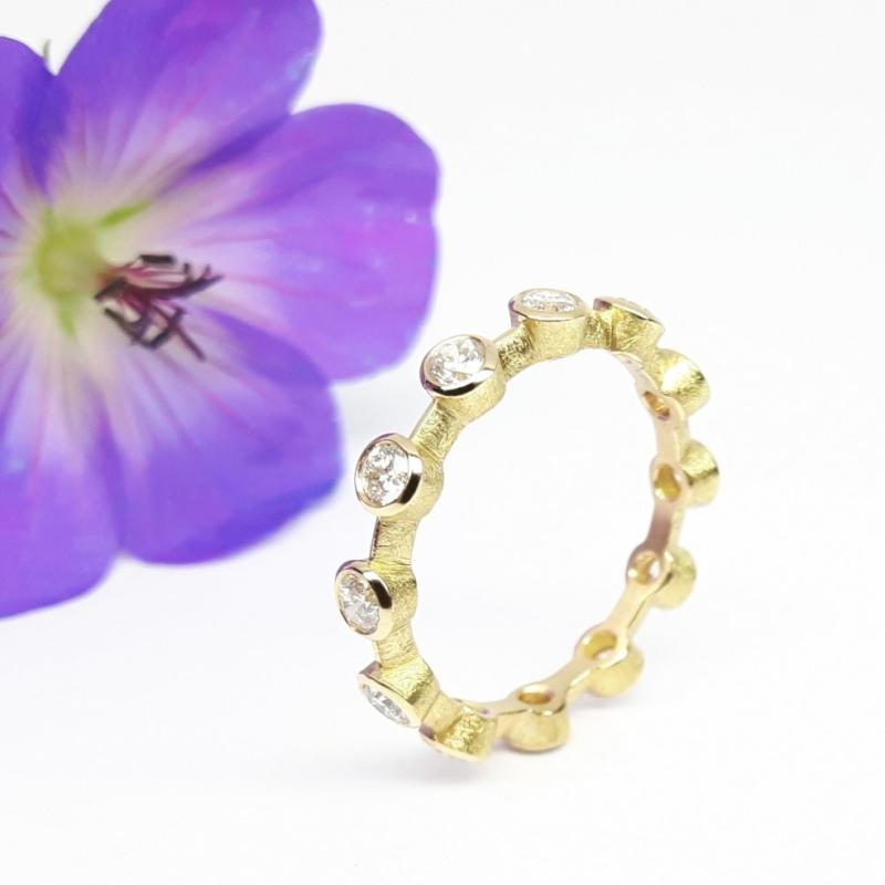 Bague mémoire en or jaune 18kt et 12 brillants ø2,6mm. Pièce unique.