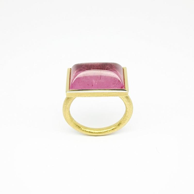 Bague en or jaune 18kt et tourmaline rose. pièce unique