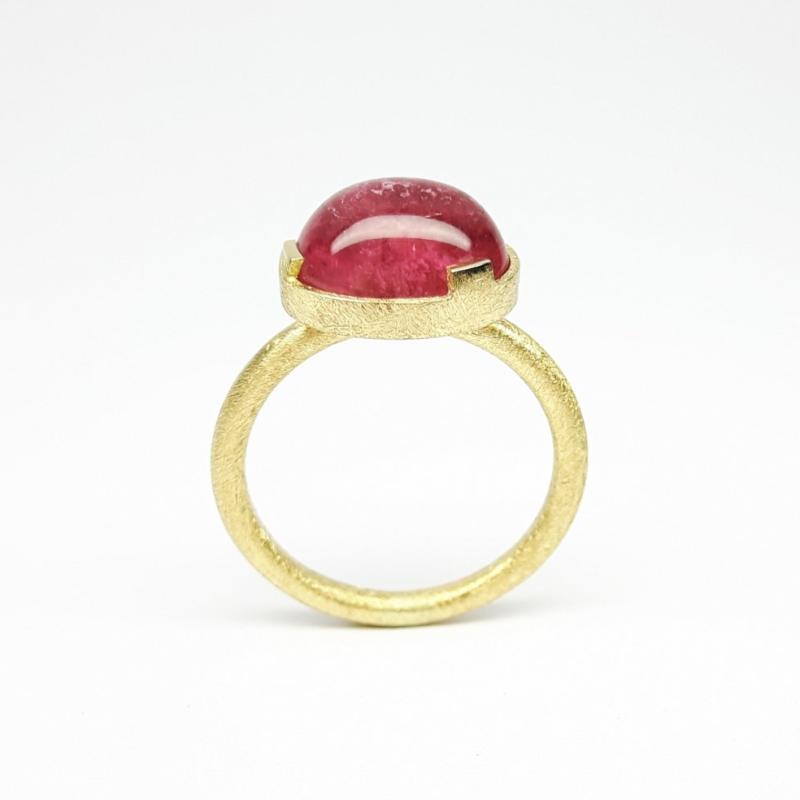 Bague en or jaune 18kt et tourmaline rose. Pièce unique.