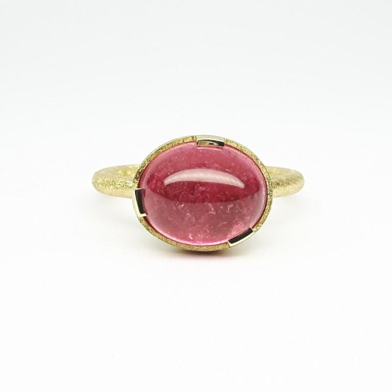 Bague en or jaune 18kt et tourmaline rose. Pièce unique.