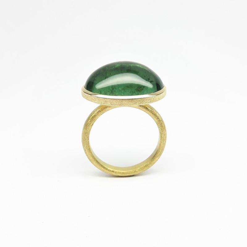 Bague en or jaune 18kt et tourmaline verte.