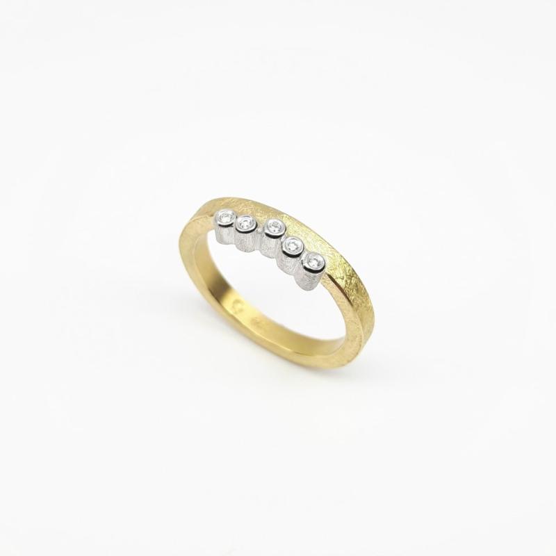 Bague en or jaune et blanc 18kt sertie de 5 diamants. Pièce unique.