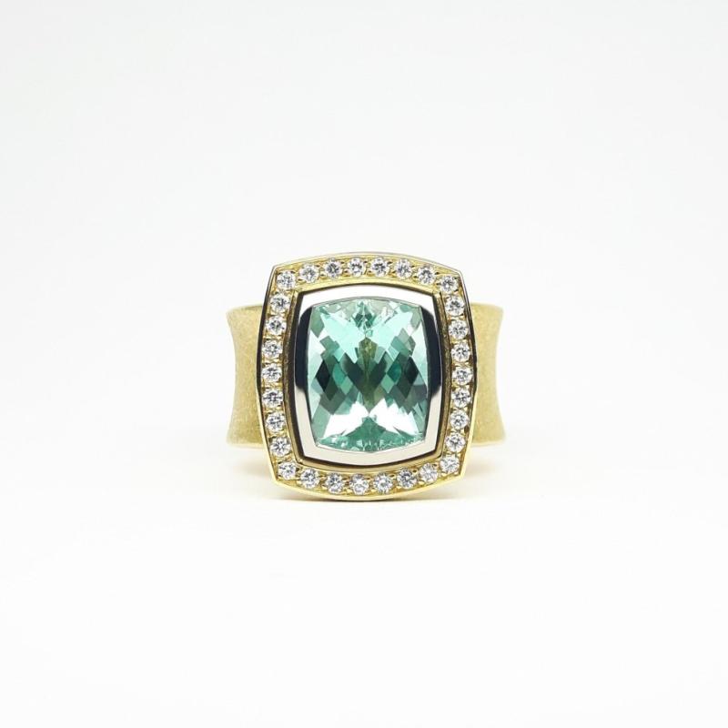 Bague en or jaune-blanc 18kt, émeraude et diamants. Pièce unique.