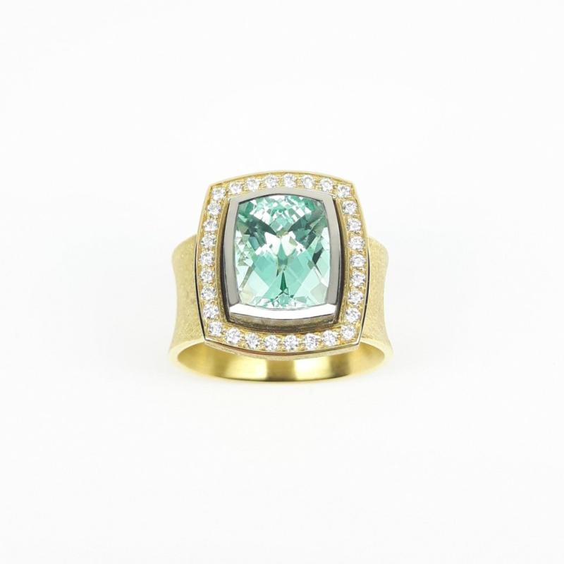 Bague en or jaune-blanc 18kt, émeraude et diamants. Pièce unique.