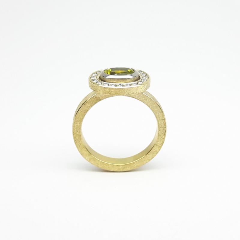 Bague en or jaune 18kt, tourmaline jaune et diamants. Pièce unique.