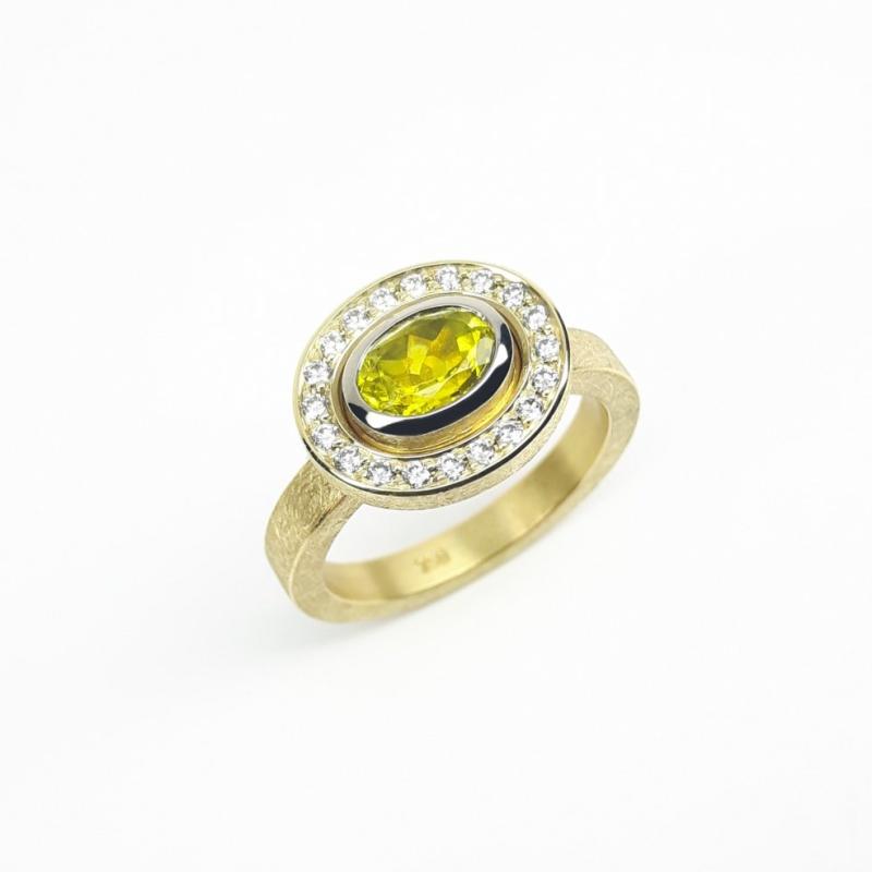 Bague en or jaune 18kt, tourmaline jaune et diamants. Pièce unique.
