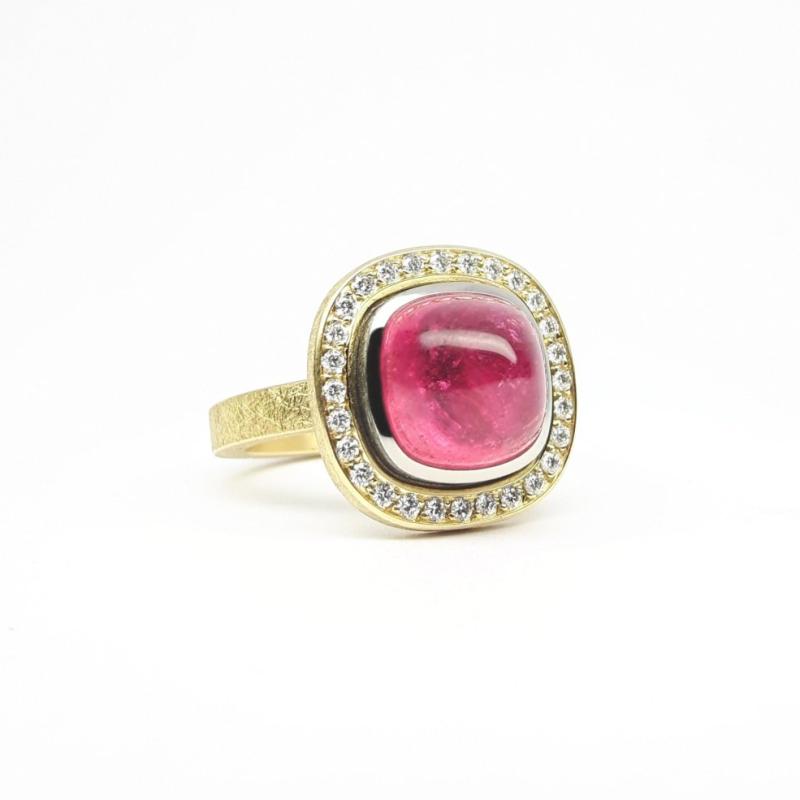Bague en or jaune-blanc 18kt, tourmaline rose et diamants. Pièce unique.