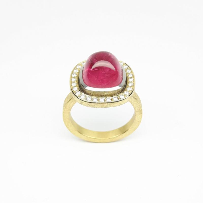 Bague en or jaune-blanc 18kt, tourmaline rose et diamants. Pièce unique.